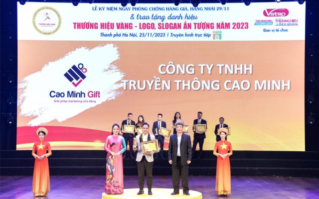 Cao Minh gift nhận danh hiệu Top 10 Thương hiệu Vàng năm 2023