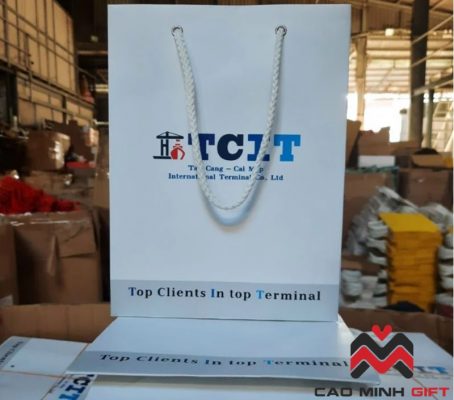 Xưởng sản xuất túi giấy Cao Minh gift giúp bạn sản xuất túi giấy đựng quà chuyên nghiệp với số lượng lớn, đảm bảo chất lượng đồng nhất, thiết kế đẹp mắt và giá thành tối ưu nhất.