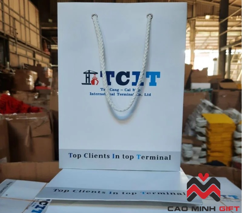 Xưởng sản xuất túi giấy Cao Minh gift giúp bạn sản xuất túi giấy đựng quà chuyên nghiệp với số lượng lớn, đảm bảo chất lượng đồng nhất, thiết kế đẹp mắt và giá thành tối ưu nhất.