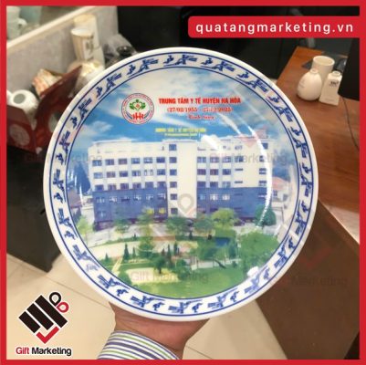 Xưởng sản xuất đĩa biểu trưng gốm sứ Quatangmarketing.vn – Không qua trung gian, giá tận gốc
