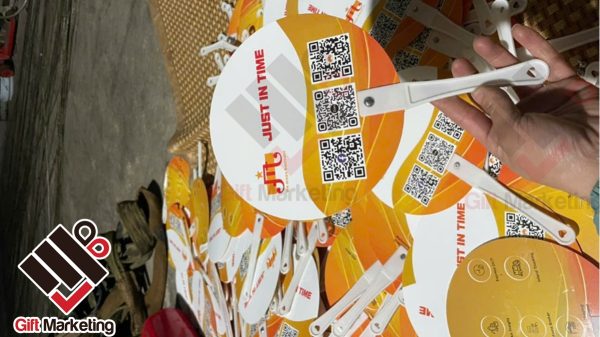 In quạt nhựa theo yêu cầu – Quà tặng thương hiệu tối ưu chi phí, hiệu quả lan tỏa