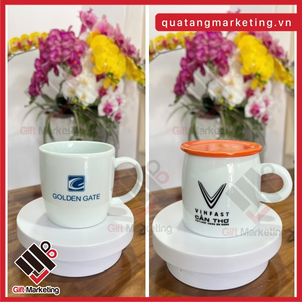 Ảnh ly sứ đơn phía bên tay trái và phía bên tay phải là ly sứ có nắp in logo theo yêu cầu