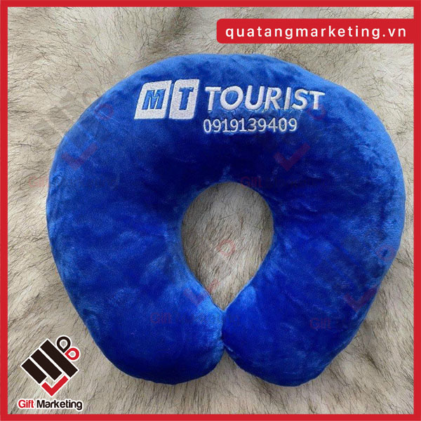 Gối cổ thêu logo MT Tourist