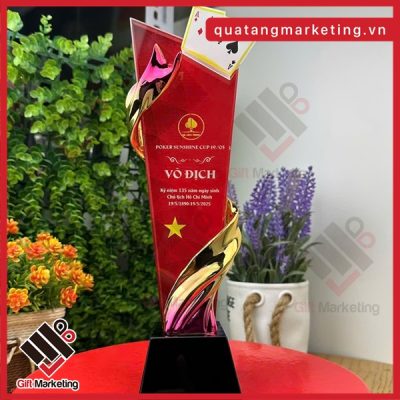 Làm kỷ niệm chương theo yêu cầu giúp doanh nghiệp thể hiện chất riêng trong sự kiện