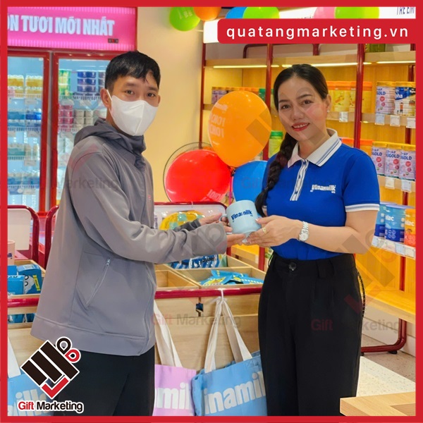Chương trình kích cầu mua sữa tặng cốc sứ in logo Vinamilk tại store