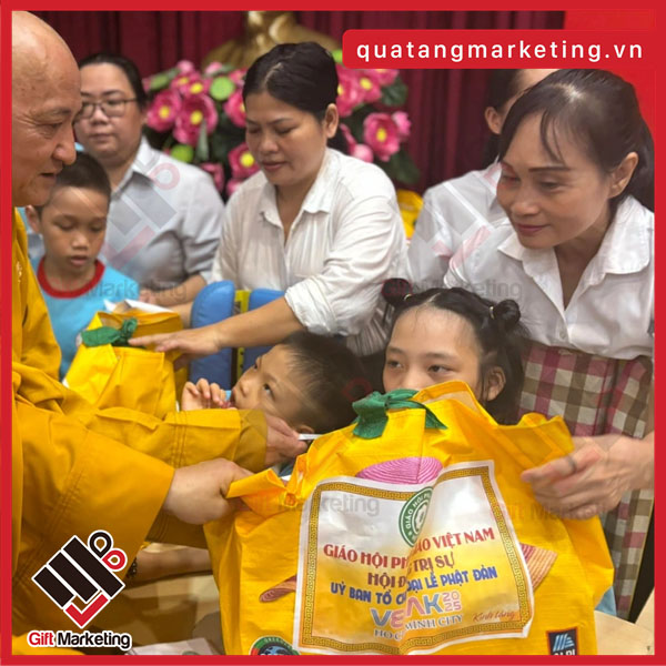 Các doanh nghiệp cần đặt túi vải không dệt in logo số lượng lớn để đựng quà tặng sự kiện chất độc da cam liên hệ ngay Cao Minh gift