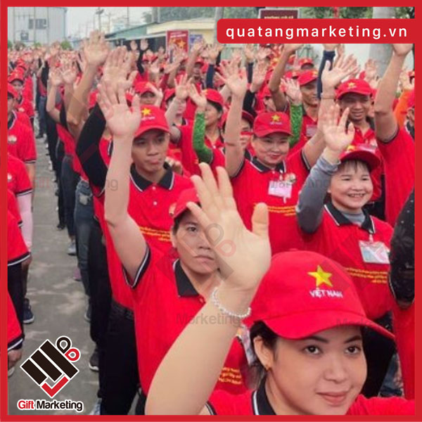 Nhiều công ty lên kế hoạch nhuộm đỏ đường phố địa phương với combo Áo đồng phục công ty và mũ lưỡi trai màu đỏ