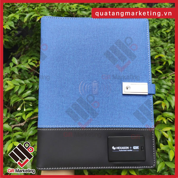 Trên tay cuốn sổ sạc đa năng in logo được thực hiện bởi Cao Minh gift