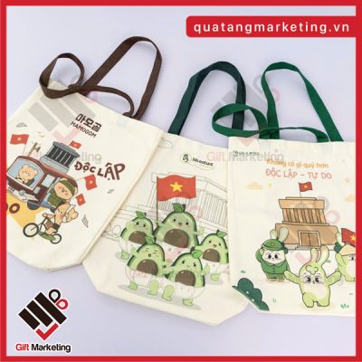 Túi vải đay, canvas đa dạng phong cách phấp phới trên vai các bạn trẻ và độ tuổi trung niên