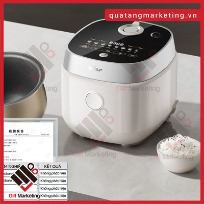 Nồi cơm điện Bear in logo – nổi bật với thiết kế nhỏ gọn, phù hợp cho gia đình trẻ