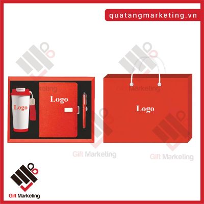 Hộp quà Tết màu đỏ: biểu tượng của tài lộc, may mắn, cực kỳ phù hợp để doanh nghiệp gửi lời chúc phát tài đầu năm.