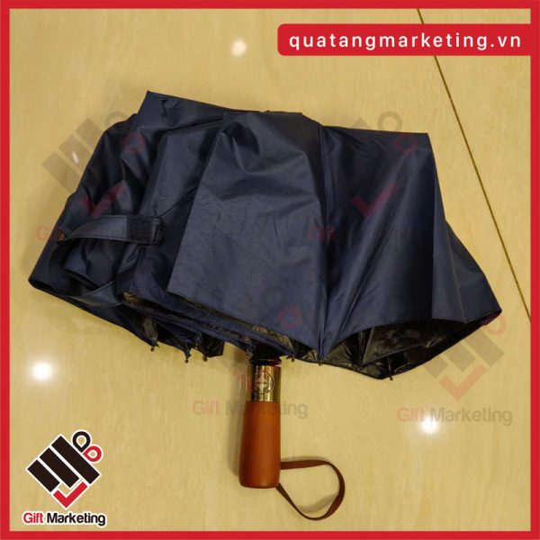 Địa chỉ cung cấp Ô dù cầm tay cán gỗ in ấn logo theo yêu cầu giá tốt chỉ có tại Quatangmarketing.vn