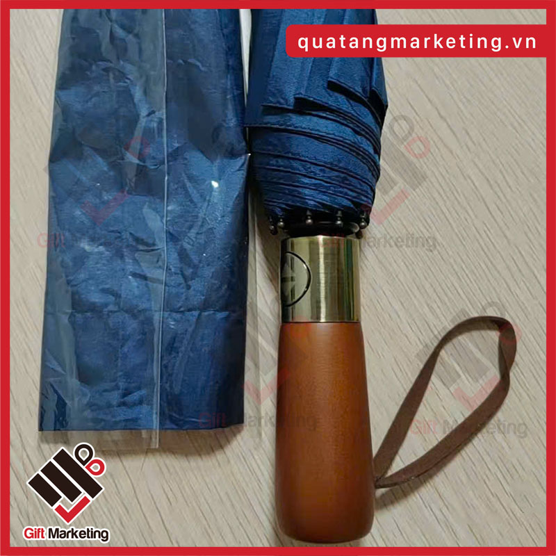Quatangmarketing.vn - Xưởng sản xuất Ô dù cầm tay cán gỗ in logo theo yêu cầu số lượng lớn giá tốt
