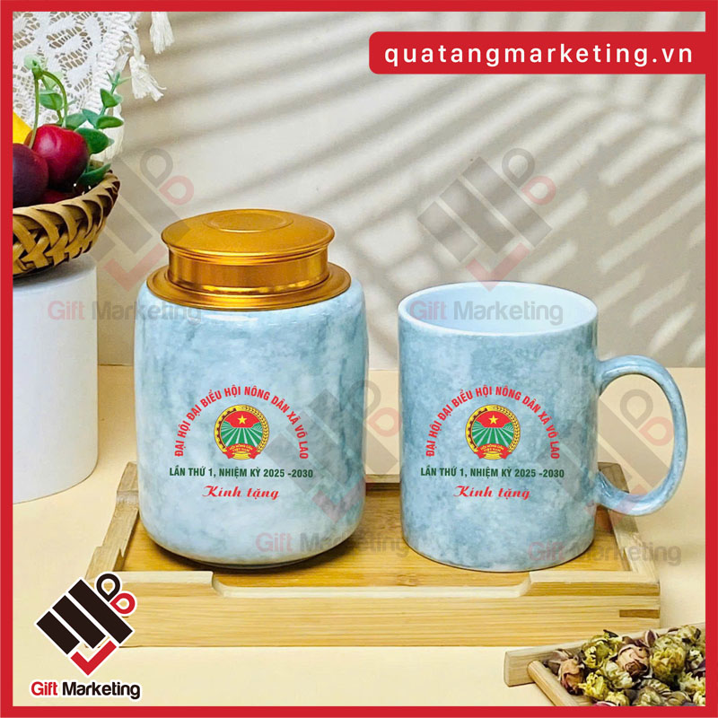 Bộ đôi quà tặng cốc sứ + hộp đựng chè gốm sứ in logo “song hành” – tinh tế và biểu trưng cho sự hòa hợp