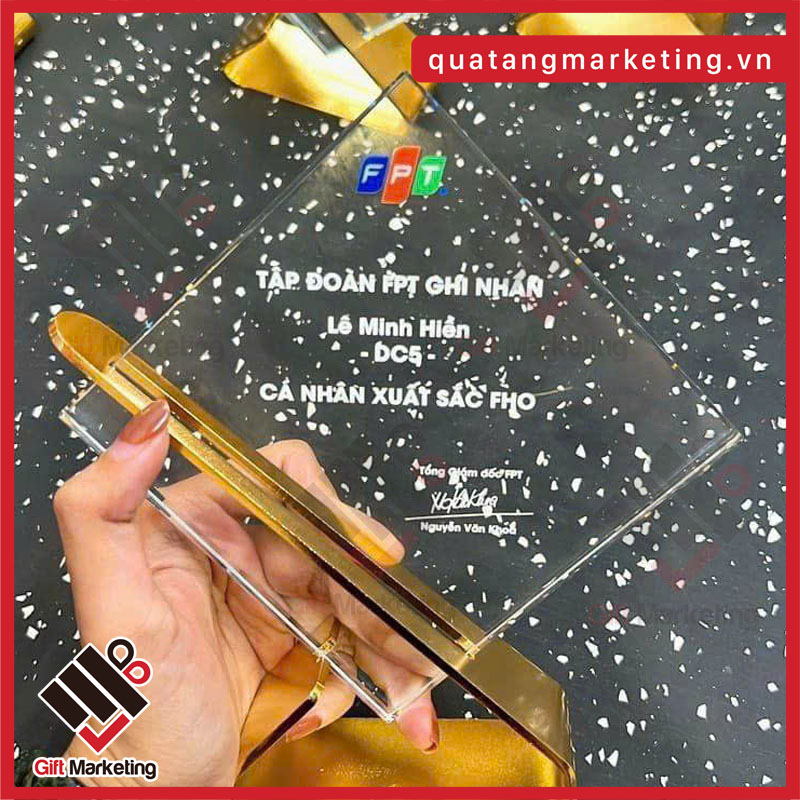 Quà tặng pha lê vinh danh các cá nhân xuất sắc của FPT được đặt hàng in ấn nội dung theo yêu cầu tại xưởng Quatangmarketing.vn