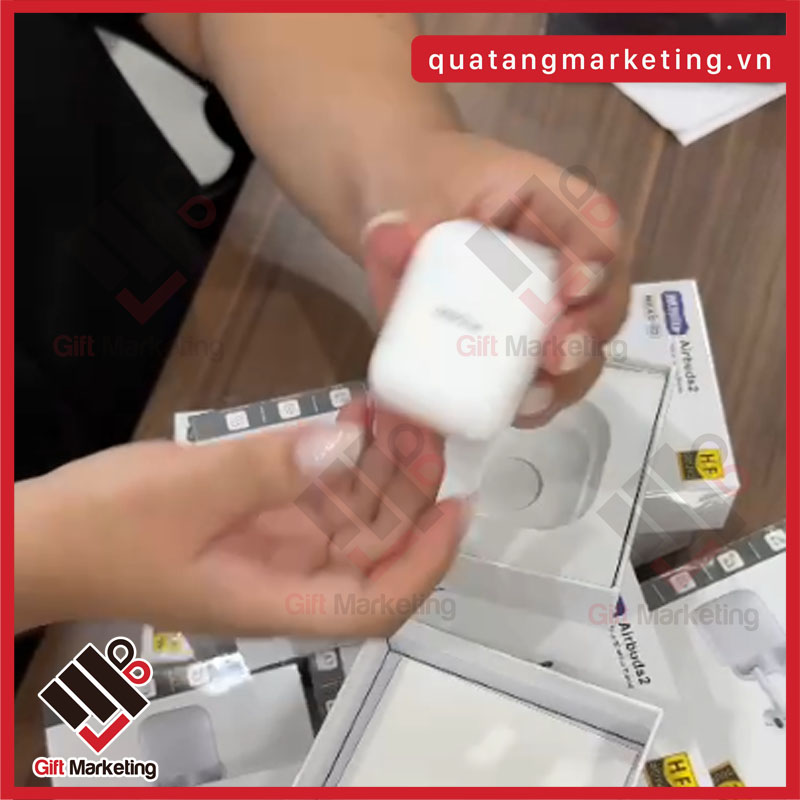 Quatangmarketing.vn - Chuyên cung cấp tai nghe bluetooth in logo theo yêu cầu sll giá tốt