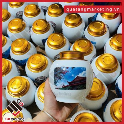 Hình ảnh, logo in trên hũ đựng trà bằng gốm Bát Tràng sử dụng công nghệ in nung nên không bị bong tróc, bền đẹp theo thời gian