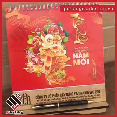 Combo lịch bàn và bút ký khắc logo, bạn cũng có thể thay bằng lịch Block mẫu mới nhất năm nay kèm hộp sang xịn cho bút ký để tăng giá trị set quà