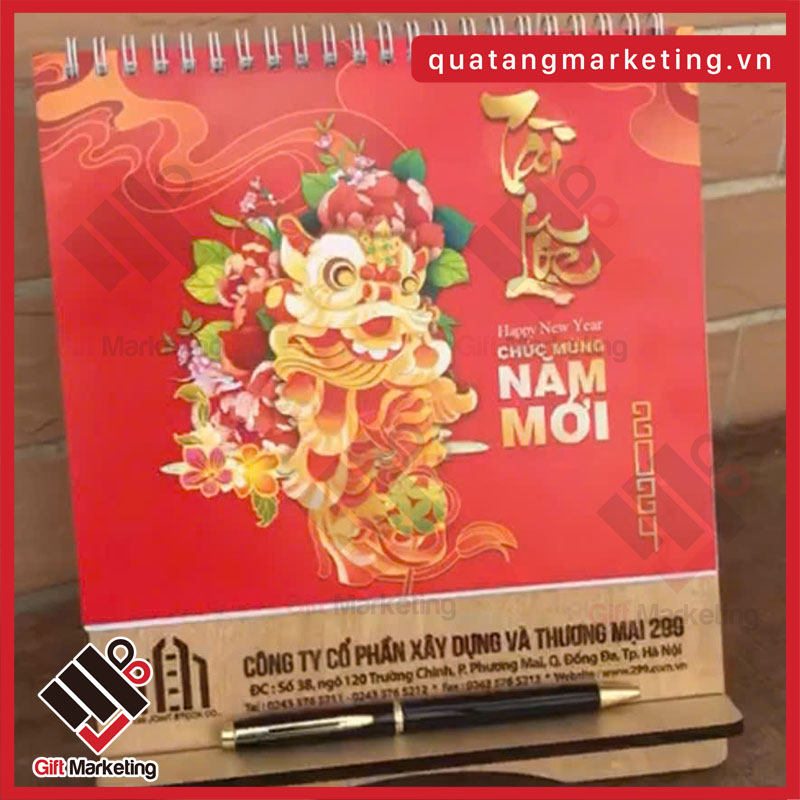 Combo lịch bàn và bút ký khắc logo, bạn cũng có thể thay bằng lịch Block mẫu mới nhất năm nay kèm hộp sang xịn cho bút ký để tăng giá trị set quà
