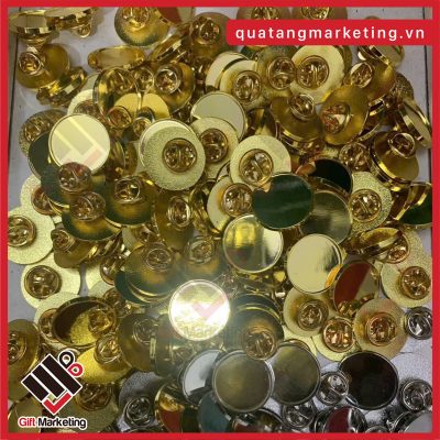 Huy hiệu mạ vàng – biểu trưng cho giá trị và danh dự
