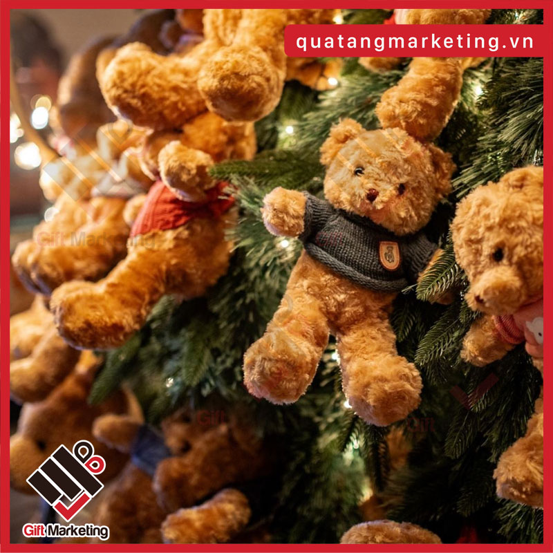 Những cây thông gấu bông siêu to khổng lồ đang được dựng để giới trẻ tới check-in bạn đã làm? Liên hệ ngay Cao Minh Gift - Chuyên sản xuất và cung cấp gấu bông số lượng lớn giá tốt theo yêu cầu.