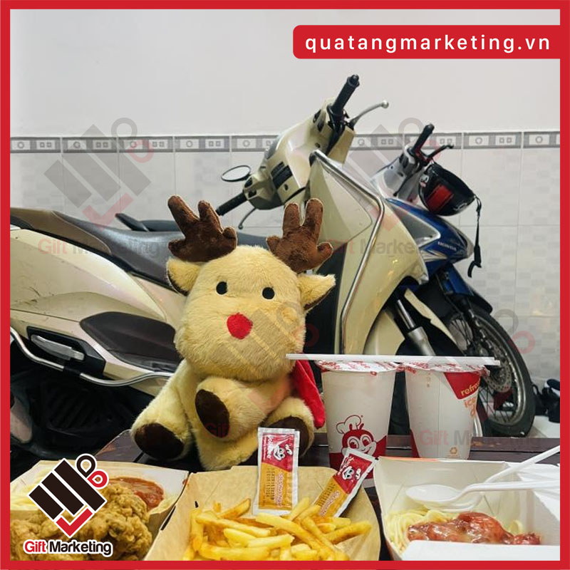 Case Jollibee giáng sinh quà tặng gấu bông tuần lộc để lại nhiều cảm xúc cho người tiêu dùng