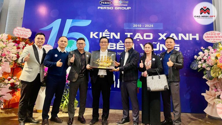 Quà tặng kỷ niệm thành lập công ty: lưu dấu cột mốc, bồi đắp giá trị thương hiệu