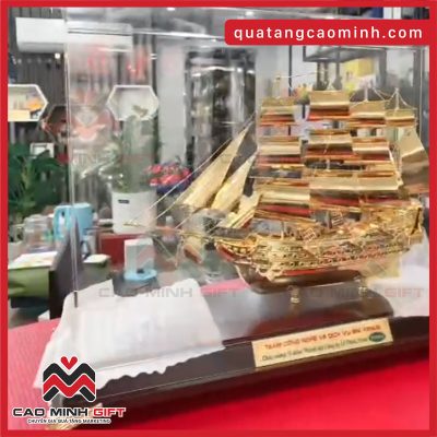Thuyền buồm mạ vàng – biểu trưng cho hành trình phát triển