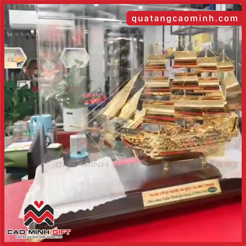 Thuyền buồm mạ vàng – biểu trưng cho hành trình phát triển