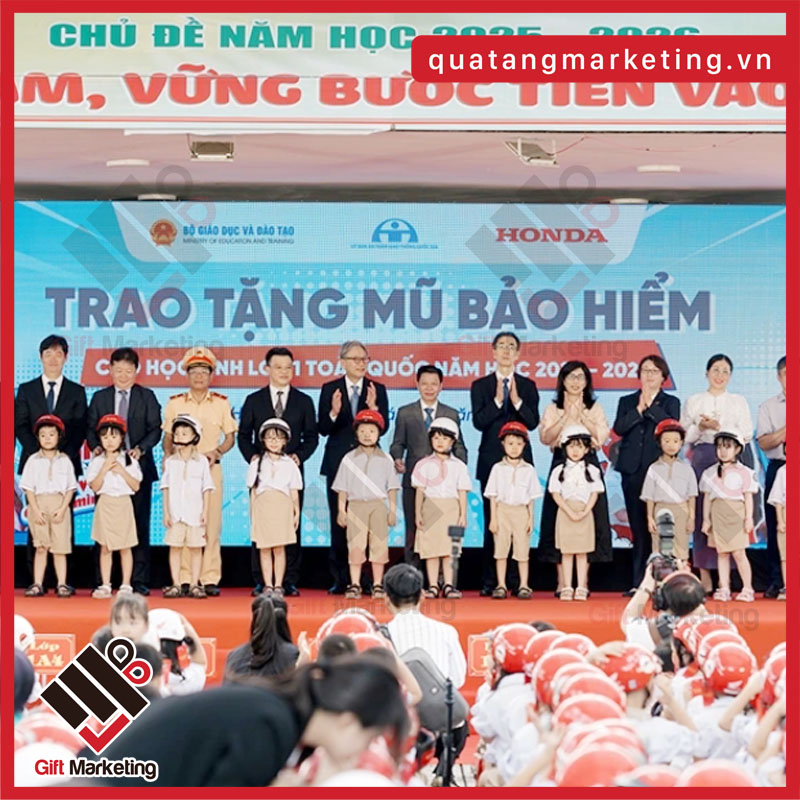 tặng mũ bảo hiểm trẻ em sự kiện khai giảng đón học sinh lớp 1