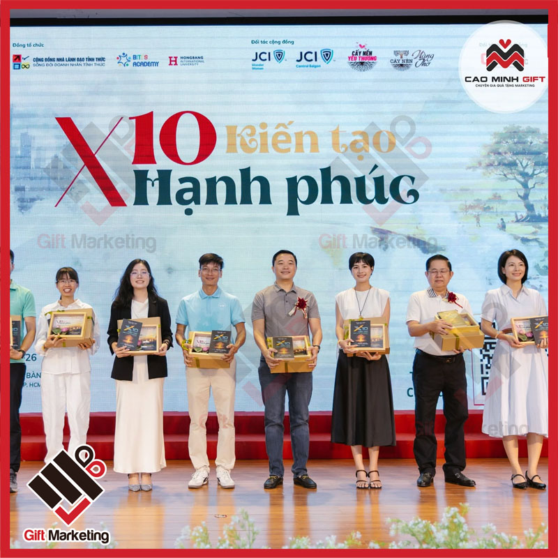 BTC trao quà tặng tri ân cho nhà tài trợ vàng Cao Minh Gift và các nhà tài trợ khác trong sự kiện