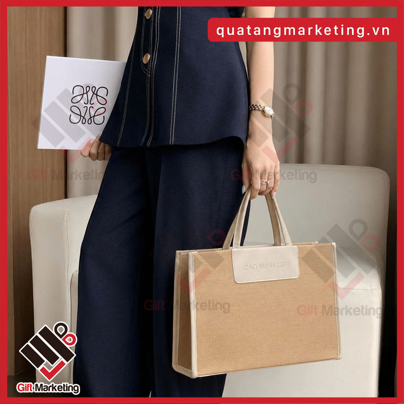 Xây dựng thương hiệu với túi vải đay viền da dập chìm logo