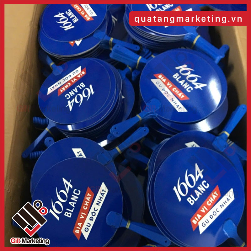 Quạt cầm tay và bình đựng nước là 2 trong số các quà tặng tri ân checkin tại điểm bán sự kiện được lựa chọn nhiều nhất